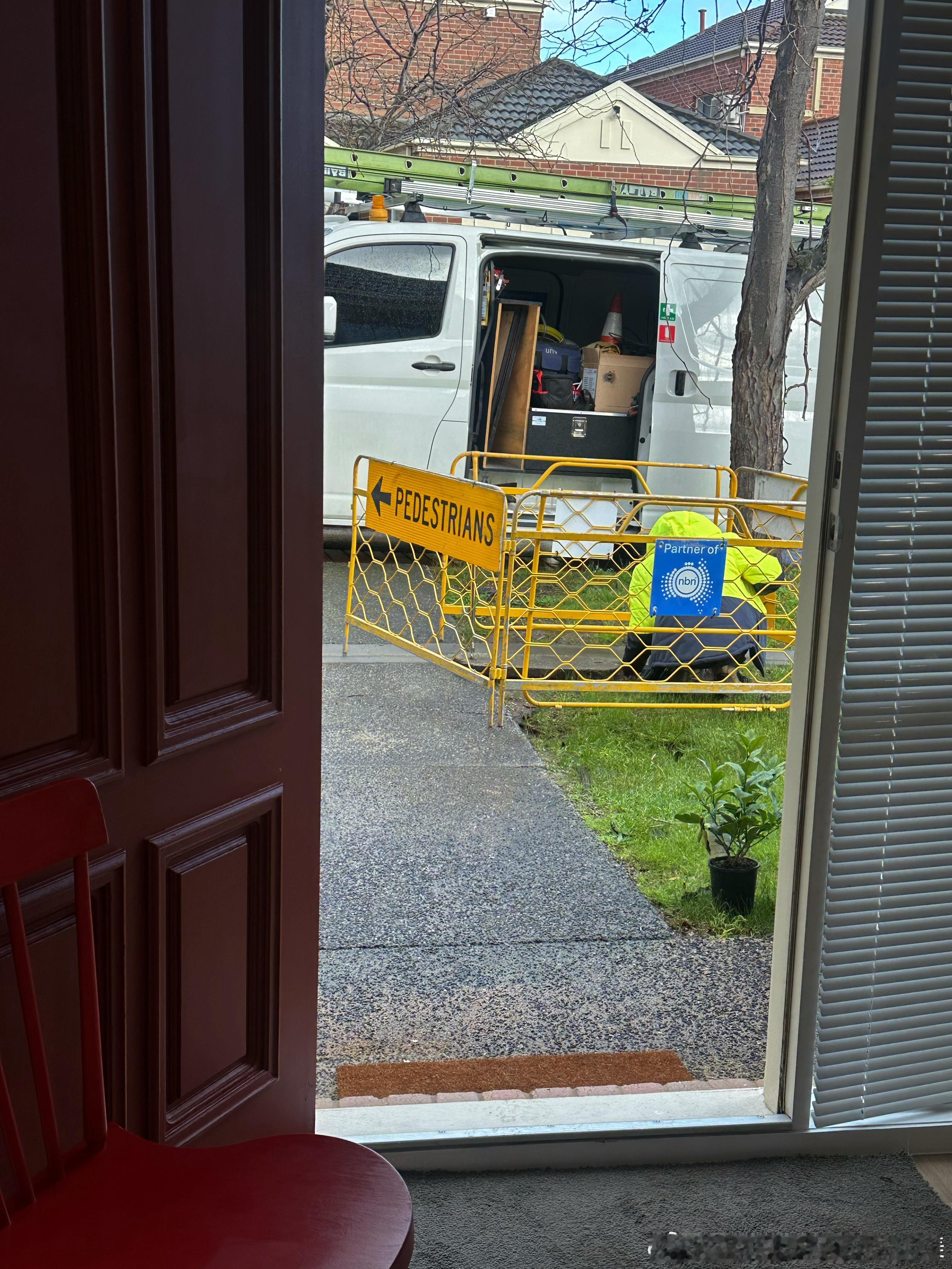 下雨的早晨冷早起通电通水通煤气通网络百废待兴 