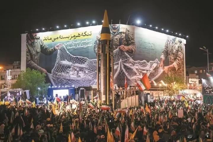 撑死胆大，玩的就是心态？伊朗在德黑兰街上公开展示了“卡德尔”和“霍拉姆沙赫尔-4