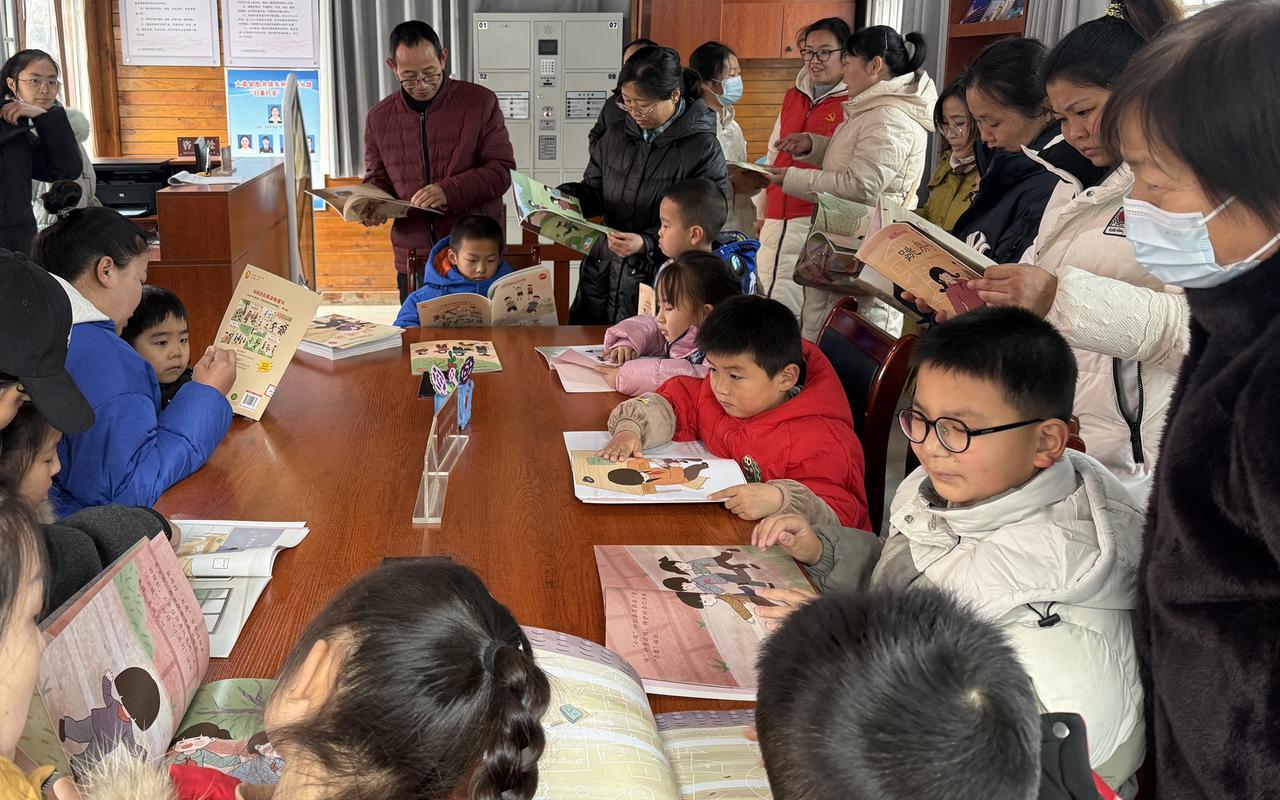 书香大荔：图书馆这场亲子活动暖透元旦小美好
    （李世居、张亚玲、刘爔楠）2