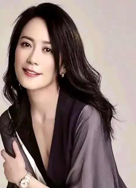 56岁王菲和55岁俞飞鸿往那一站，我才明白女人过了40岁，拼的不是脸。

谢霆锋