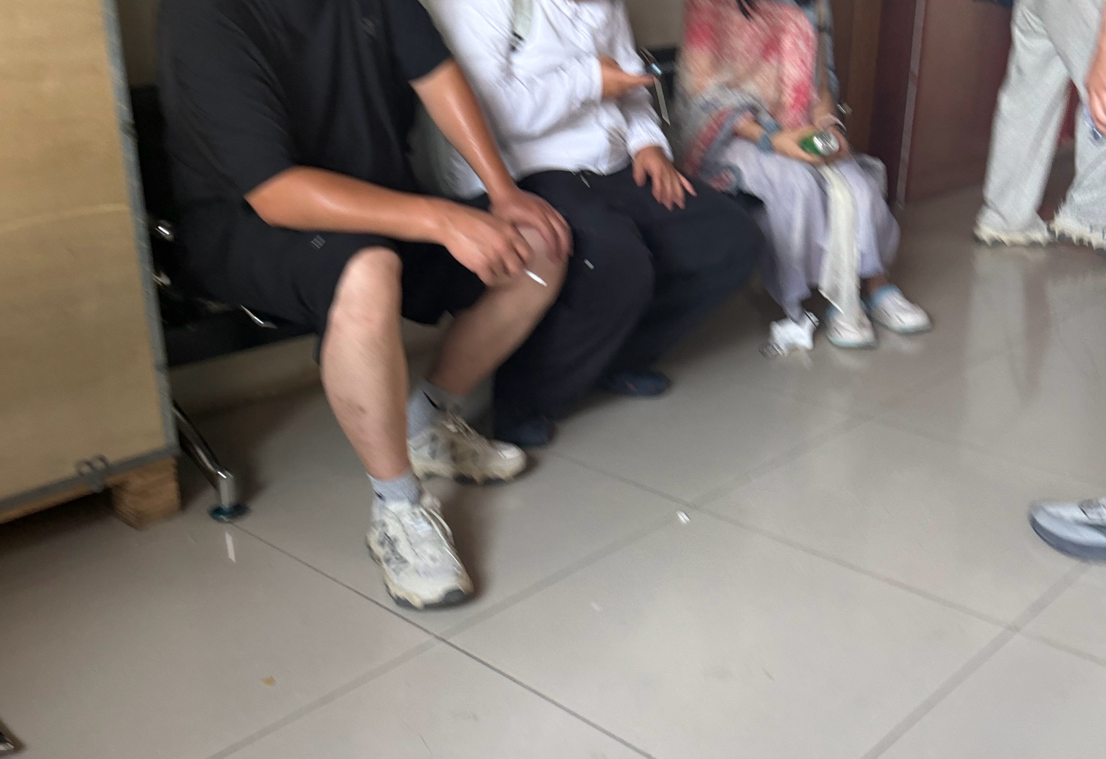 除了中国男人，真的没见过会在室内点烟的 