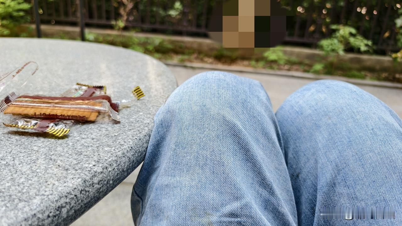 我老公一个有钱的女同学的孩子今天要结婚，他想让我和他一起去参加，我不想去。

每