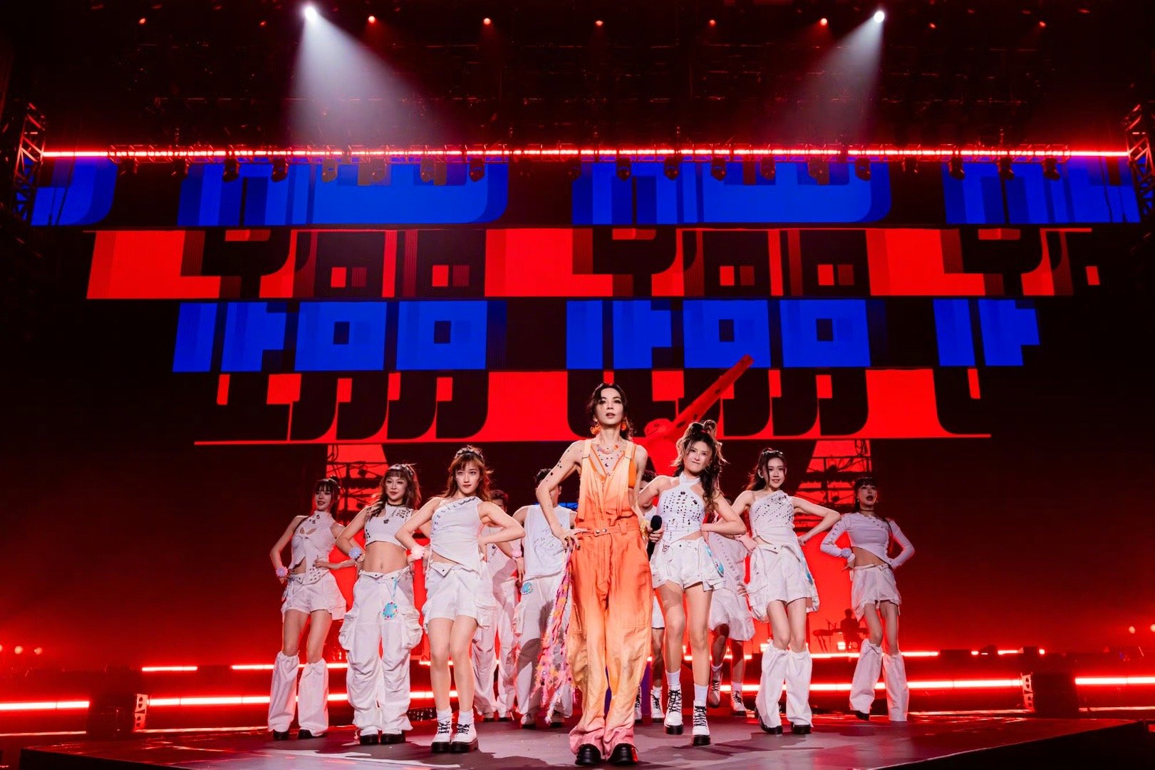 没点体力都不敢追Ella演唱会 Ella演唱会现场变体能挑战赛！三小时全程高能输