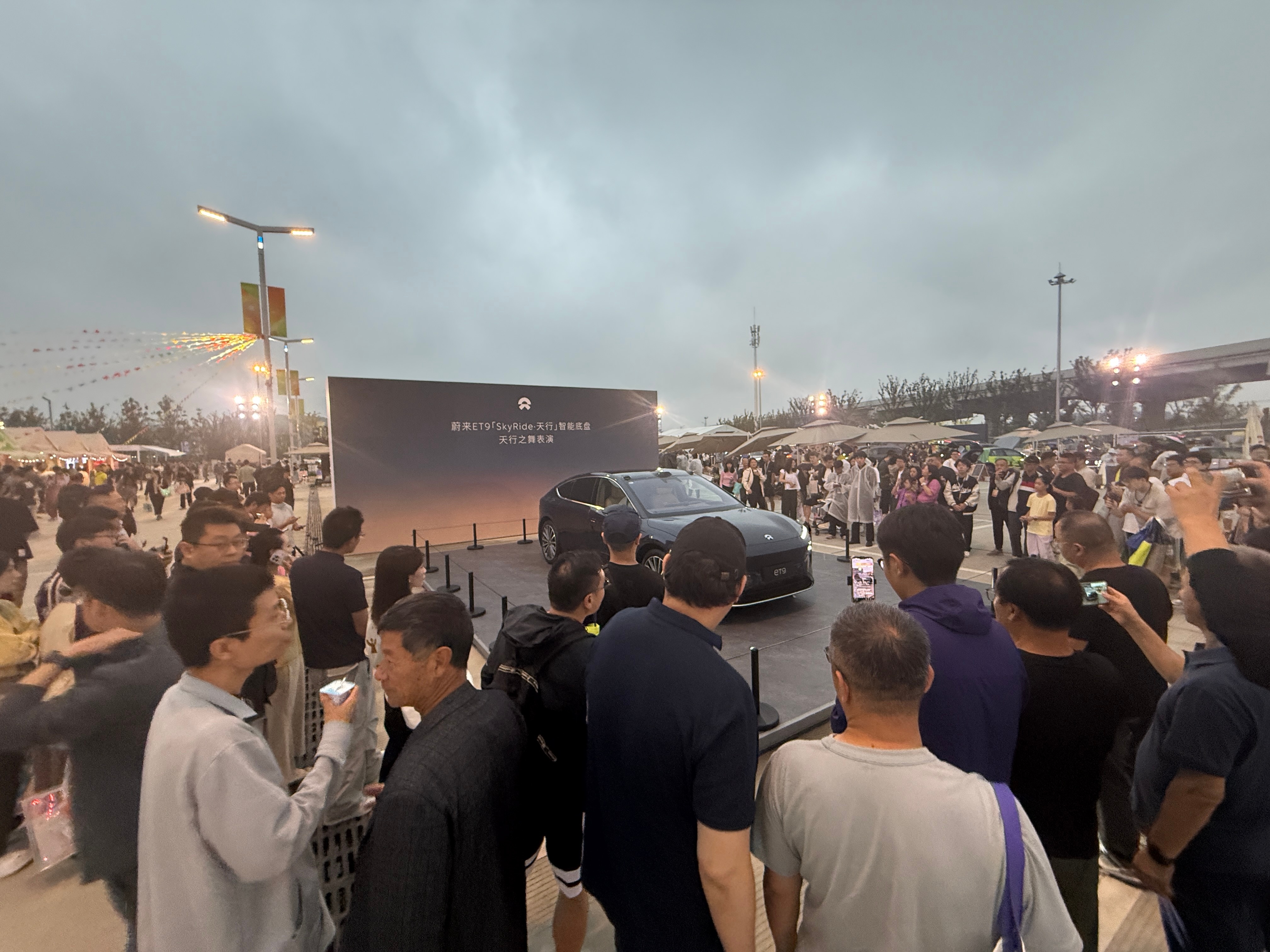 在NIO DAY逛了一圈又一圈，又坐下来看完活动开场，震撼，太震撼了，不止是品牌