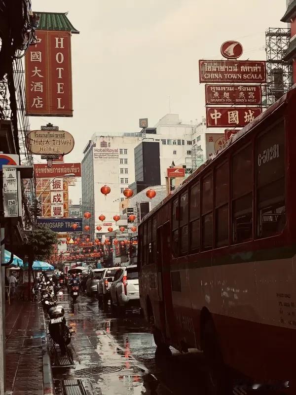 《唐人街探案3》热度居高不下，票房走势备受关注。上映初期票房火爆，首日狂揽超10