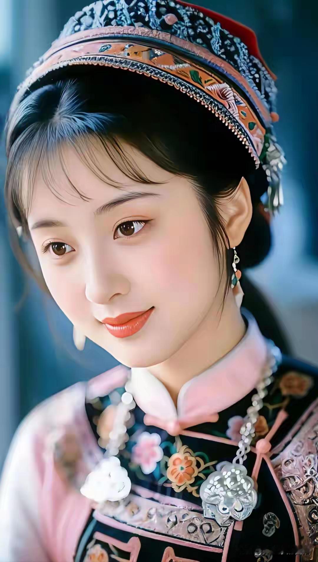 这妹子笑容甜美，传统服饰穿出了新感觉，真是美翻了！