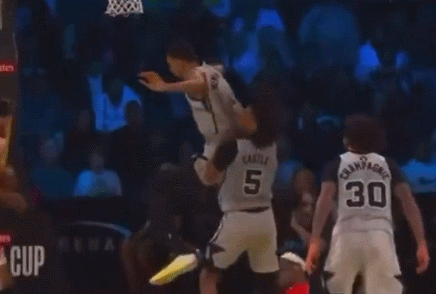 文班怒打队友卡斯尔