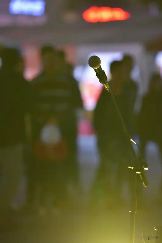 现场演唱红歌确实能让人更直接地感受情感。就像邹平市奥体公园的红歌放歌活动，每到周