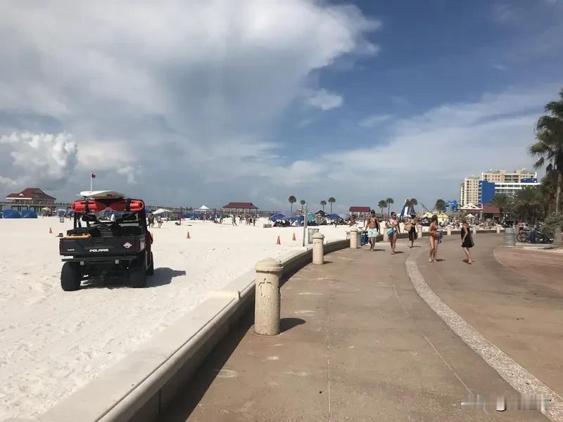 美海滩有人踩水瓶似枪响引众人奔逃 美海滩踩水瓶似枪响引众人奔逃
2026年3月1