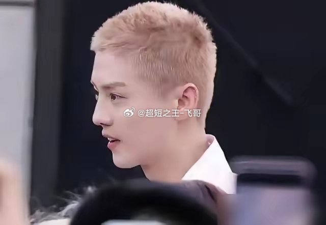 关晓彤520和李昀锐同时发雨中撑伞的海报，文案全是心动。剧方紧接着放出片场互动视