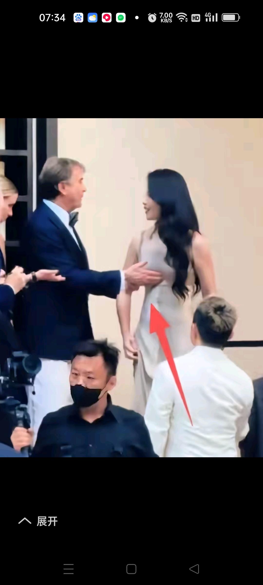 在闪光灯能做出如此不雅的动作，全世界的眼睛都盯着呢。
如果在私底下，真的不敢想象