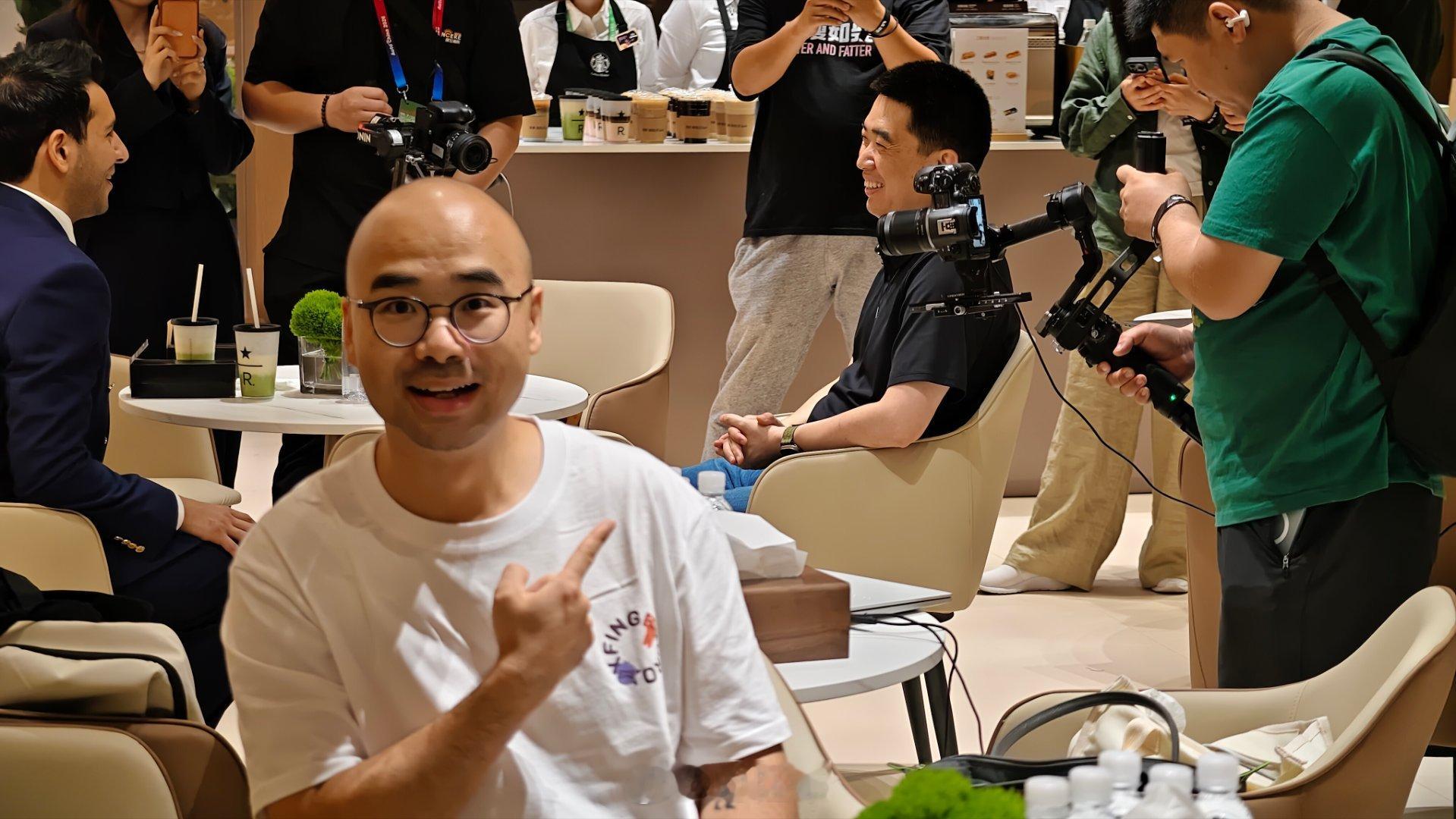 你就瞅咱们这个身份吧，大佬只能给咱们当背景。 