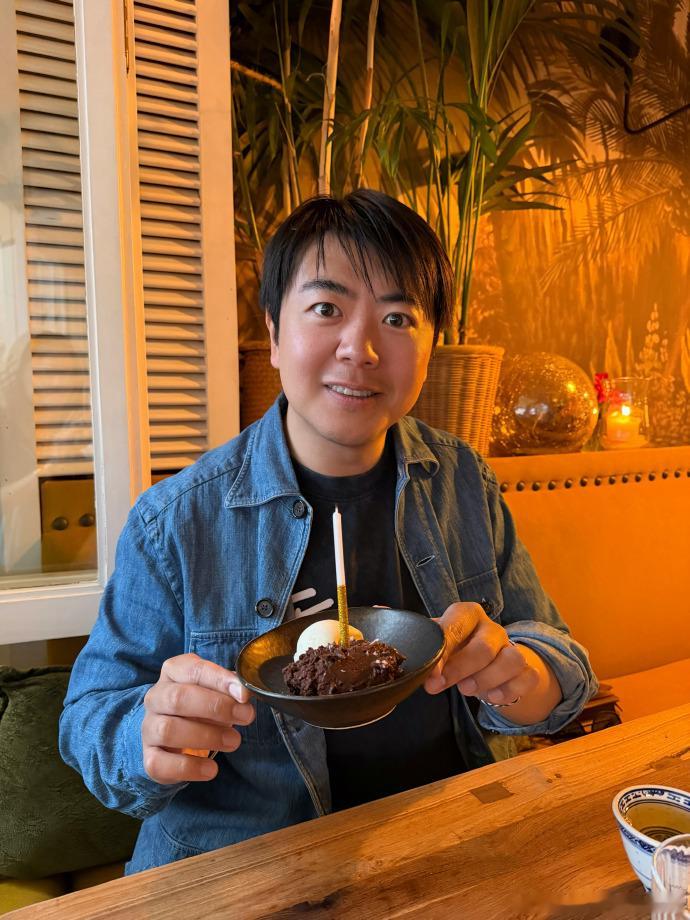 吉娜为郎朗庆生吉娜晒照为郎朗庆生 ：My love 生日快乐🎂  