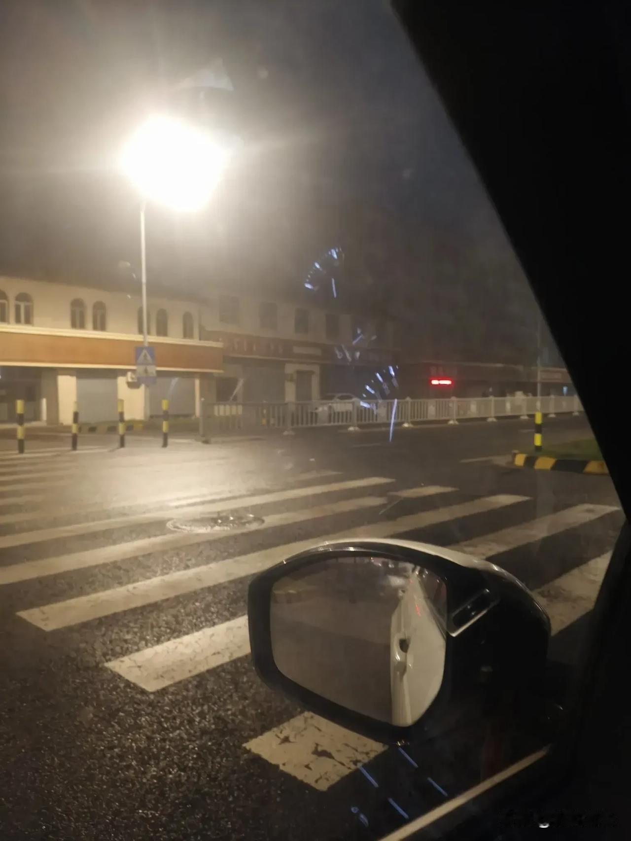 这就是学生家长的生活！
走在别人睡醒前，
回在别人入梦后，
就像一只永远不知疲倦