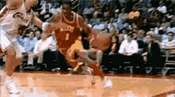 看了二十多年NBA，看过无数个破记录时刻，但让我记忆犹新的只有两个。
首当其冲自