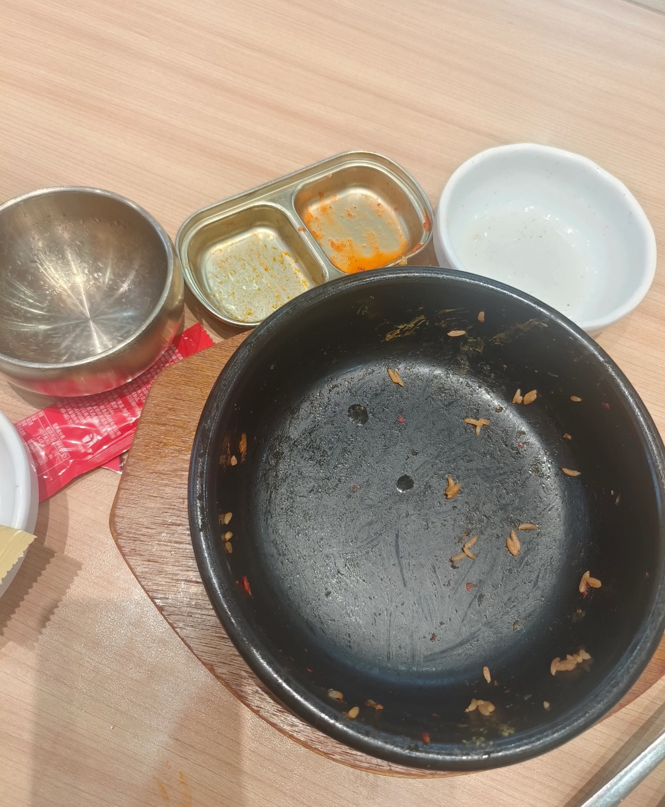 中午的石锅拌饭非常哇塞，小菜和汤可以免费续，光盘行动
