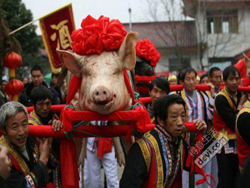 实探“千人帮忙杀猪”的合川庆福村：热闹如5A级景区，车流堵到5公里外，有网友骑摩