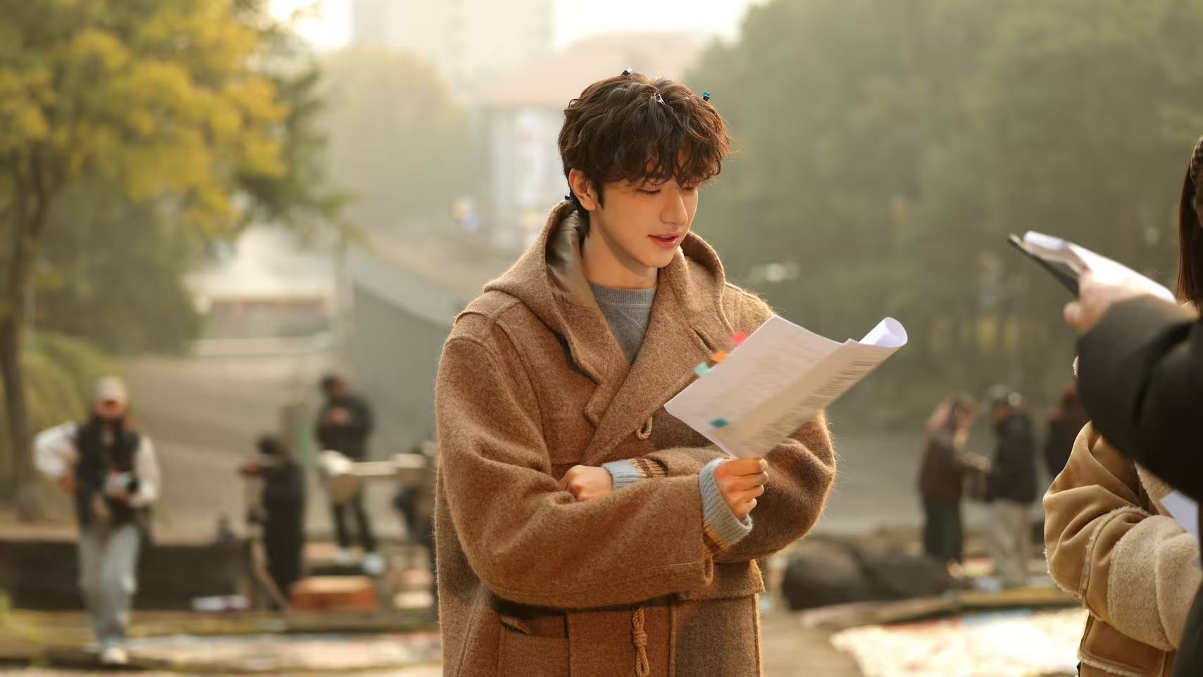 林一片场日常林一看剧本 林一片场日常来啦，看剧本认真又专注苏感拉满了，燥候阿禅 