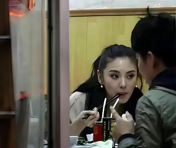 张雨绮在餐馆被路人拍到，依旧是人群中最抢眼的存在。她穿着简约却自带气场，举手投足