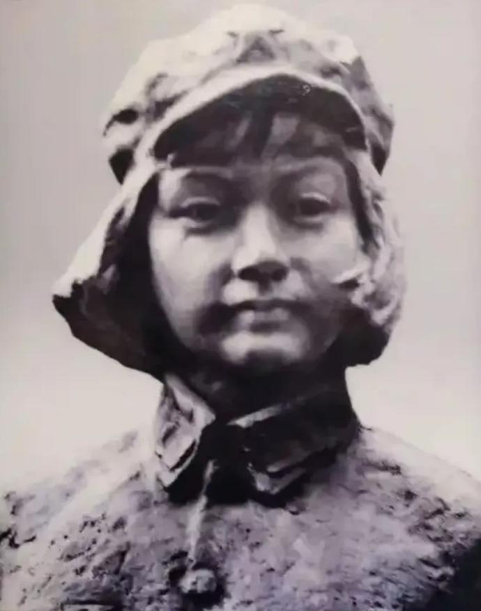 43岁的朱德与妻子吃饭时，突然10名敌军端着枪踹门而入：“抓住朱德！”妻子见状，