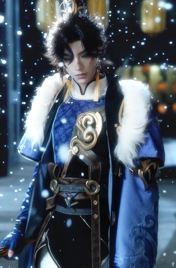 丁禹兮 cos 新英雄孙权，细节满满超用心，剑眉星目宛如从游戏中走出。他的 co