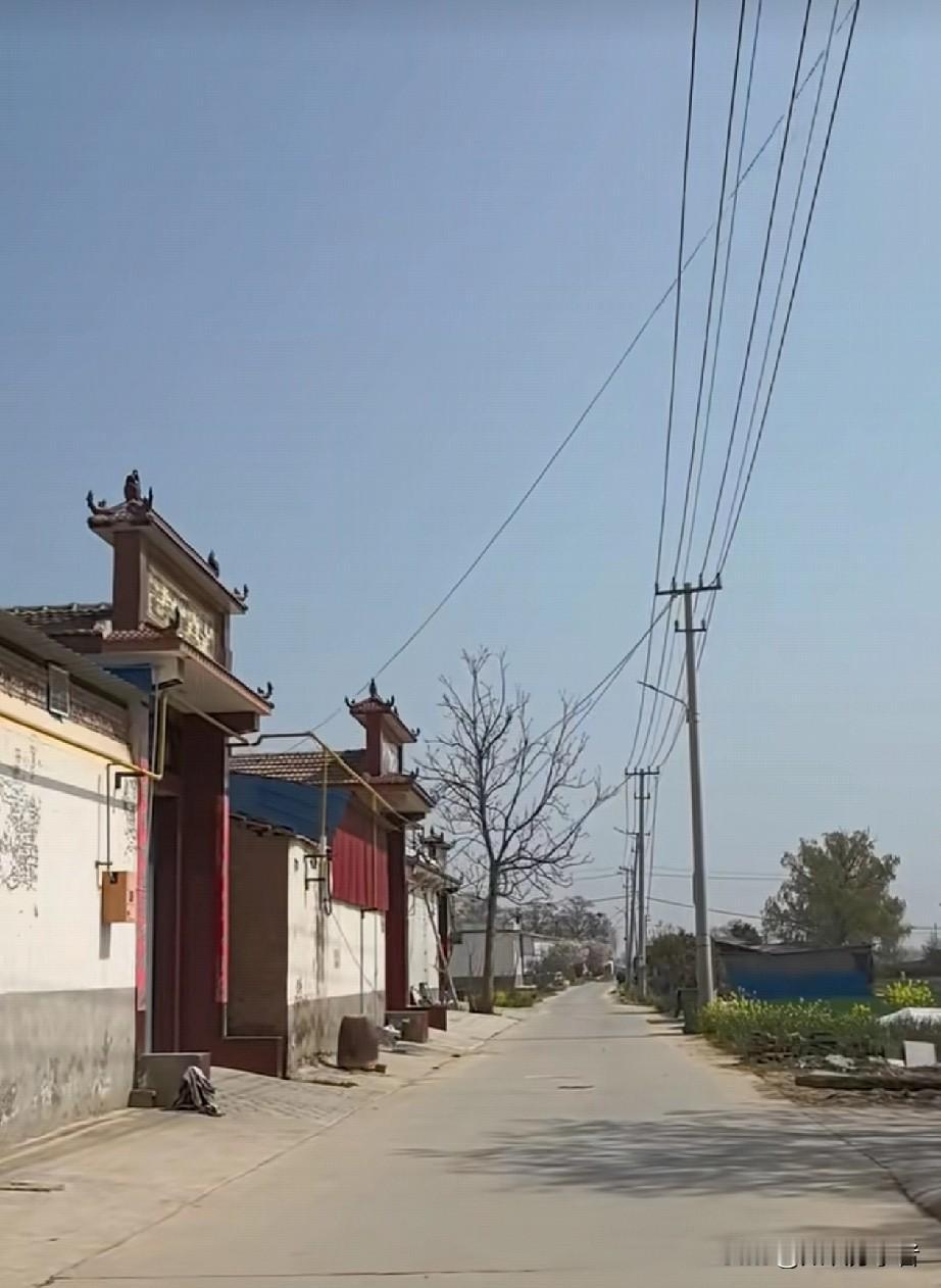 过年可以不回，但清明，一定要回家。
很多人觉得上坟是迷信，其实真的不是。
我们去