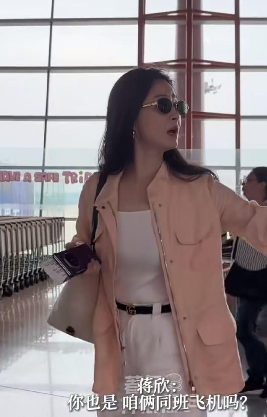 蒋欣：瘦成这样，剧组饭还抢不到啊？

黄小蕾：你倒是圆润了，华妃娘娘伙食不错啊。