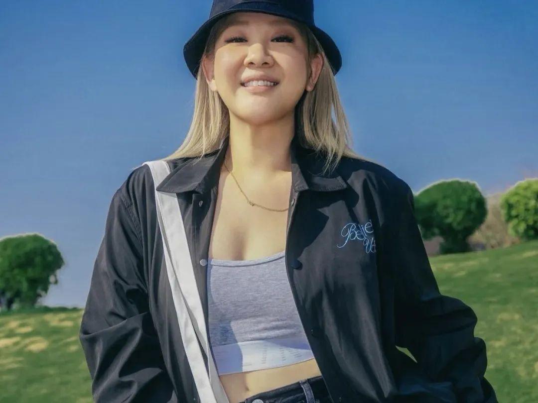 近日，有网友发现郑少秋、沈殿霞的女儿，艺人郑欣宜突然清空INS，其视频网站的Vl