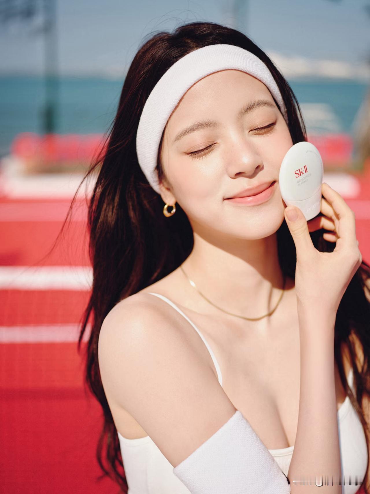 天南地北大拜年神仙水SK-Ⅱ真的很会找代言人，找了欧阳娜娜作为品牌代言人，真的是