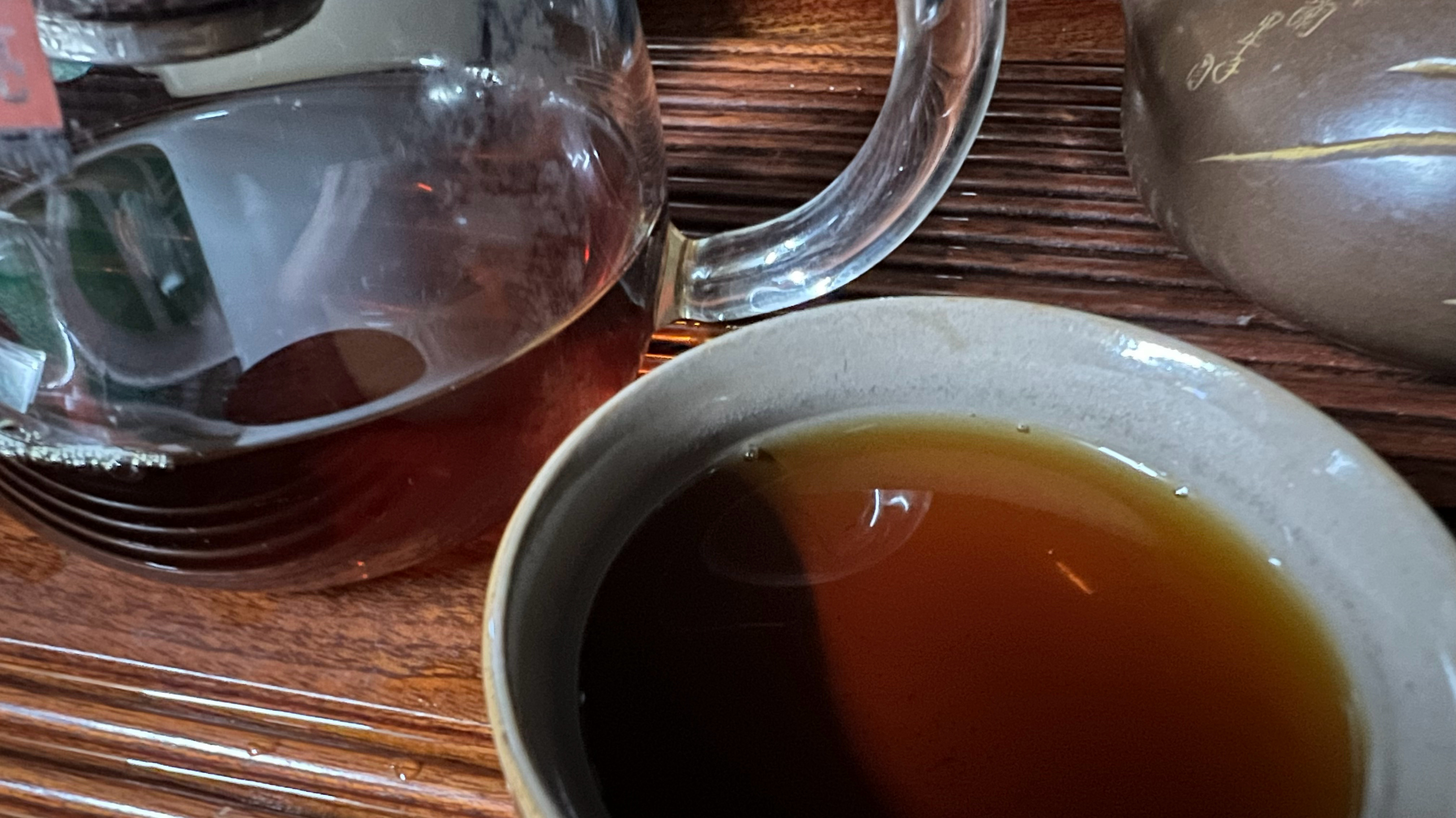 得閒飲茶個個都話英紅九如假似真難分辨go up