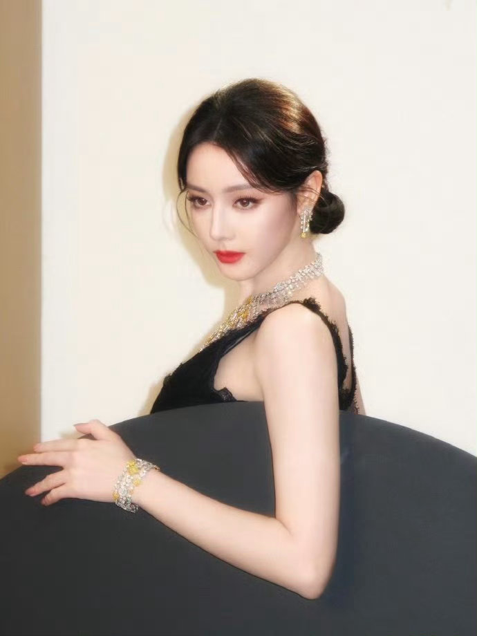 此刻想变成迪丽热巴的衣架美晕了这个迪丽热巴 姐姐多点商务活动吧！！燥候白日提灯！