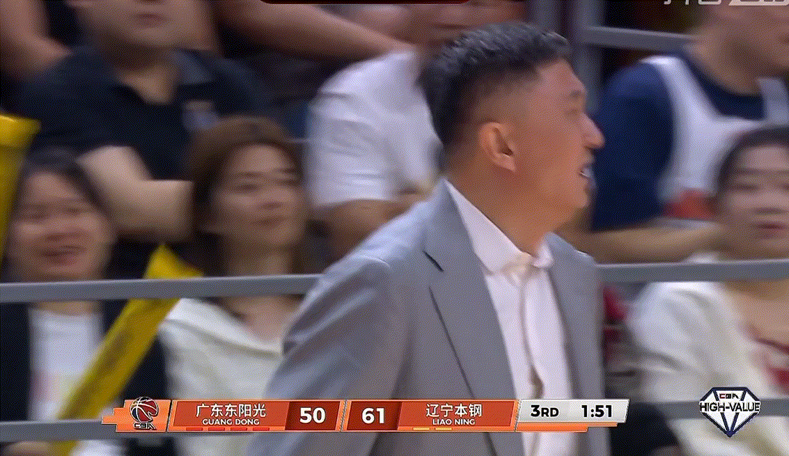 焦泊乔底线发球失误，杜锋指导场边非常不满，好不容易分差拉回来一点，又丢回去了广东