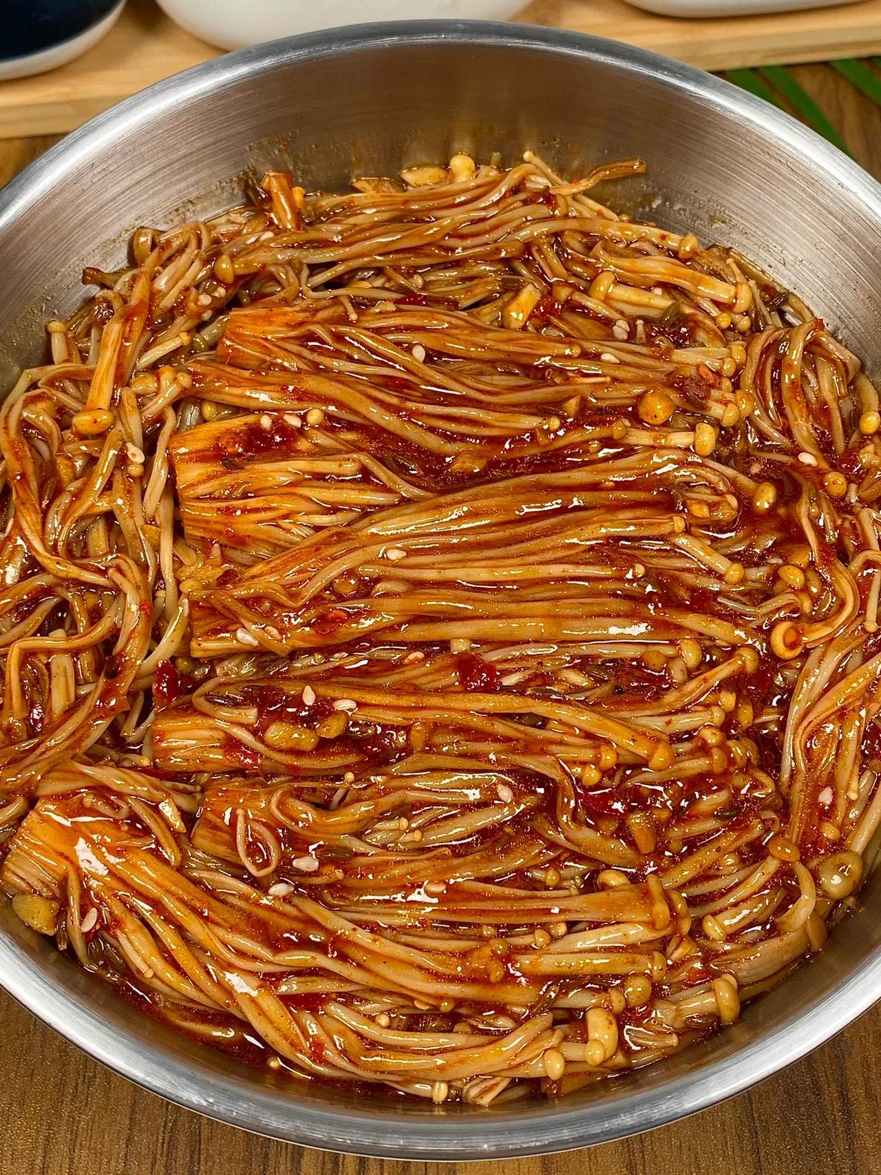 2块钱的金针菇，做出了外面烧烤摊的味道
每一根金针菇裹满了酱汁
香香辣辣，鲜嫩多