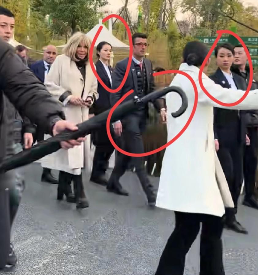 马克龙夫人在成都，去看大熊猫圆梦，中方配了两位女保镖，一前一后，其中一位严月霞，