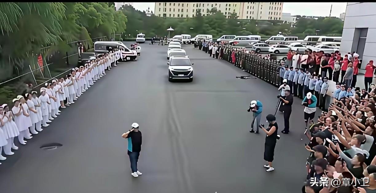 网友说，她是谁呀？这个排场。是做慈善还是演戏？这排面绝了