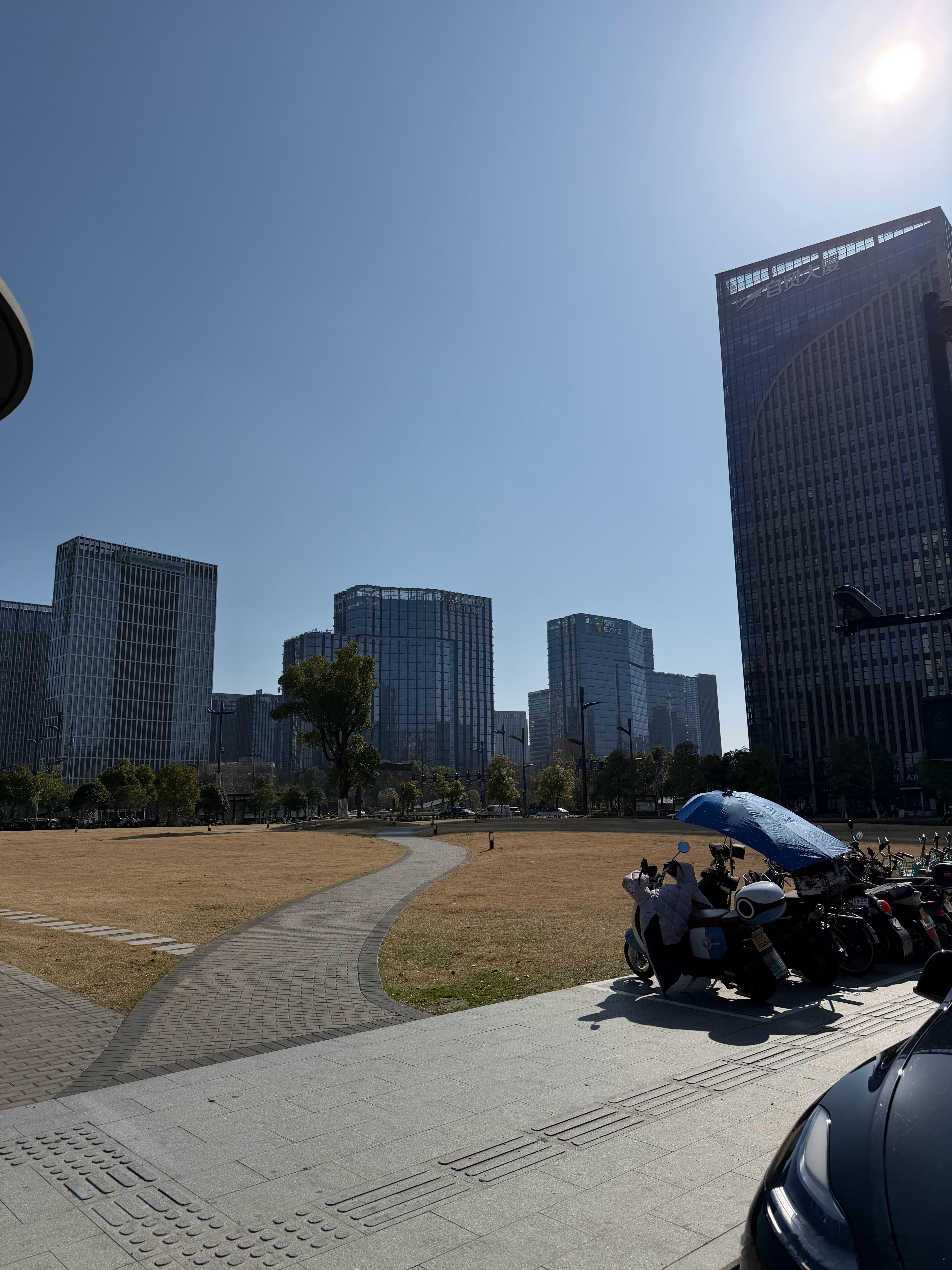 这是今天的室外温度 东北小伙伴是不是以为是夏天 其实这是大年初四的杭州跟姚老板混