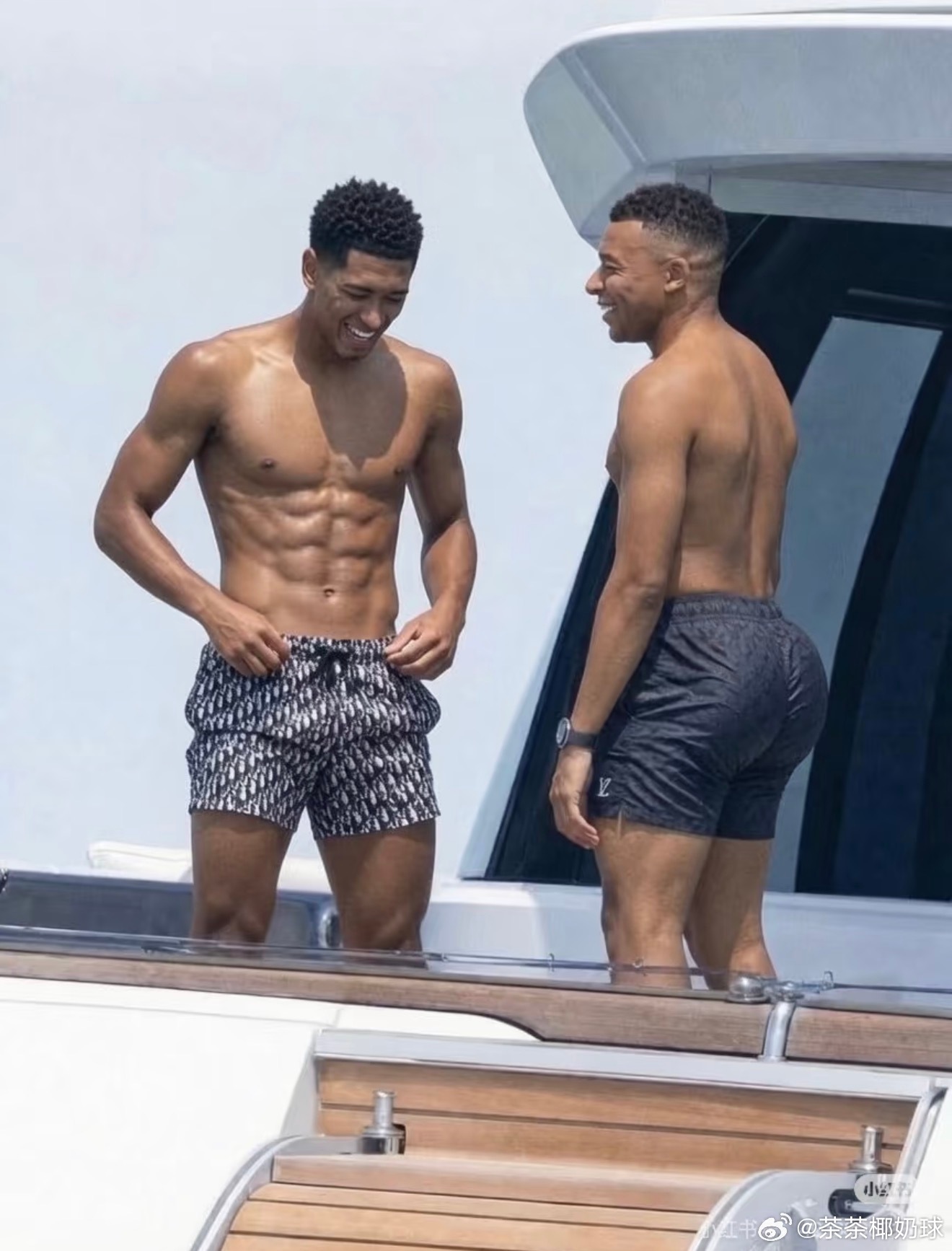 为什么都在讨论贝林厄姆的身材没人讨论姆巴佩的，姆巴佩的身材也很好啊，你看这大翘臀