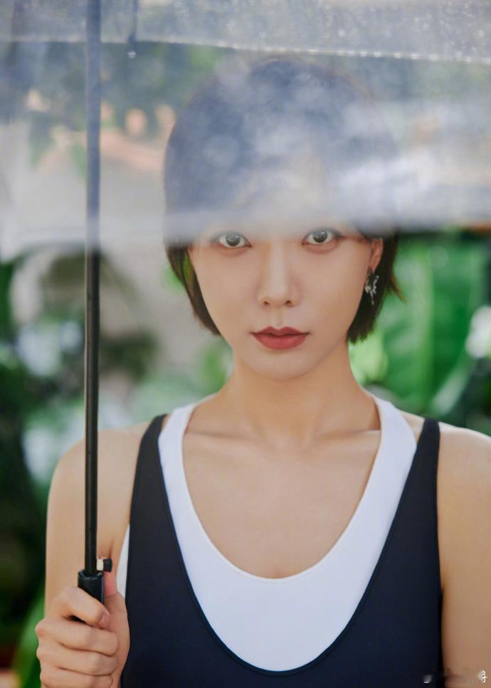 王珞丹雨中氛围美照  王珞丹雨中氛围美照📸拍的真的好有文艺电影的感觉。咱们姐姐