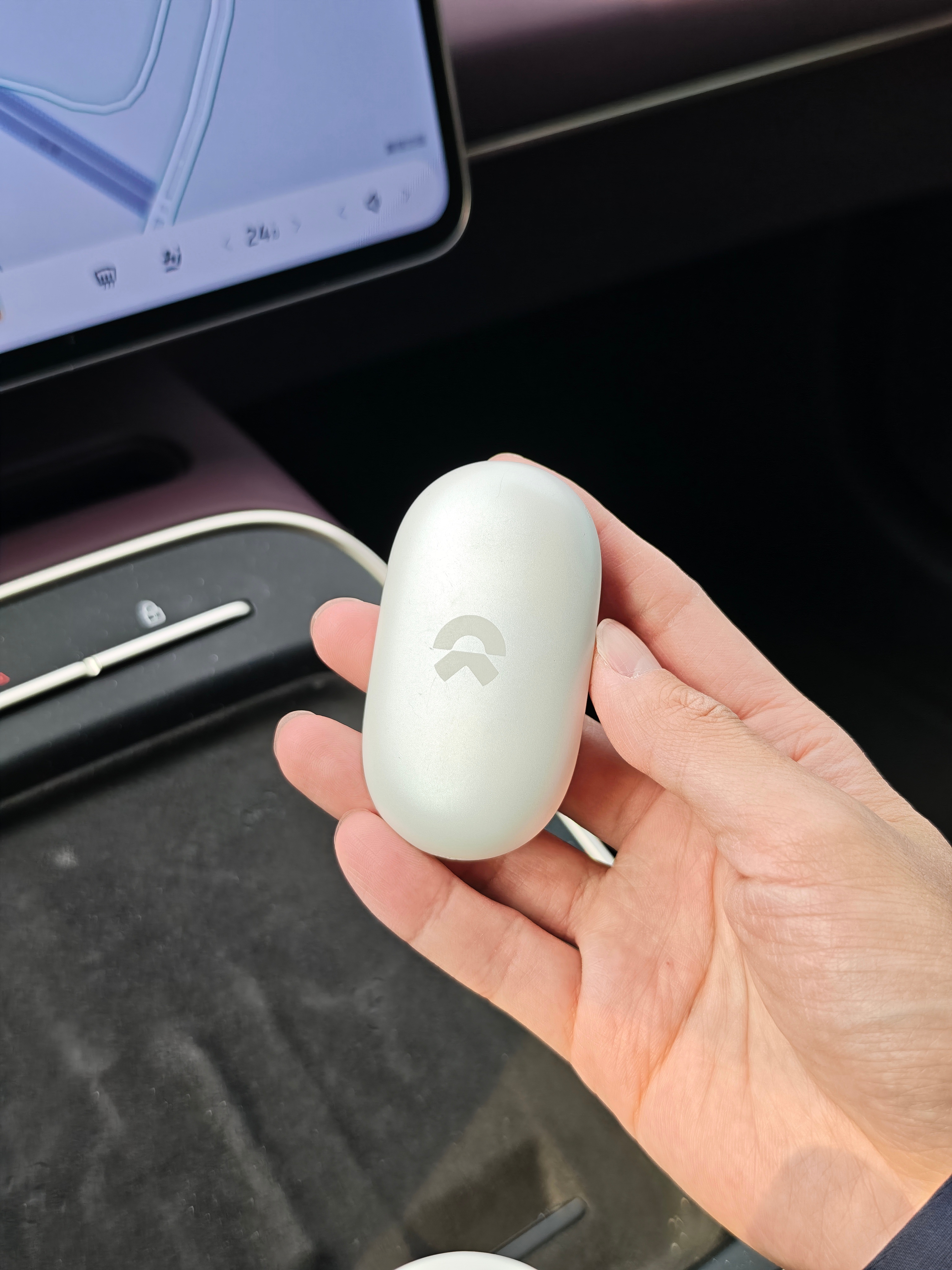 第一次拿白色的蔚来钥匙，像个小饰品