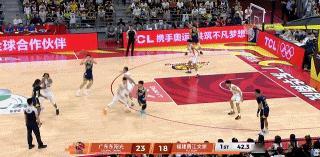 随着崔永熙投进三分球，首节结束福建落后8分，杨曦皓得到5分！广东男篮vs福建男篮