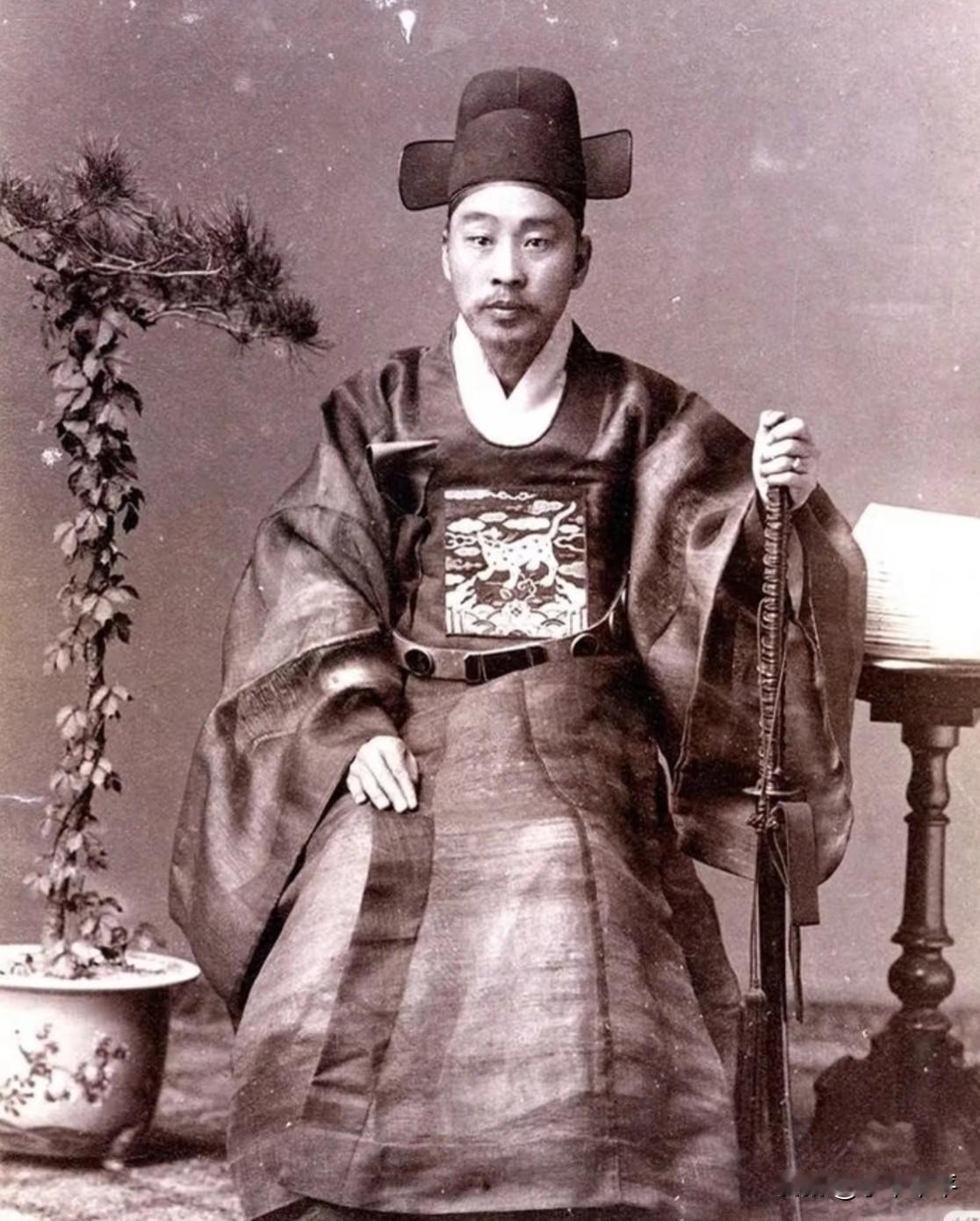 朝鲜官员穿着仿明官服，看来极不舒服，怎么看怎么别扭。
朝鲜原是大明藩国，其官服制