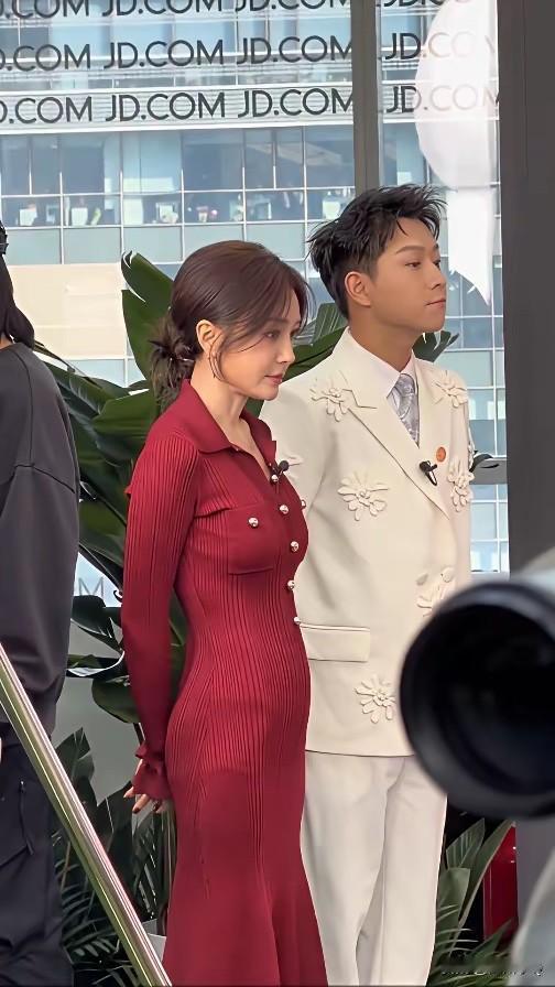 秦岚好懂得在镜头前做好身材管理，因为当天穿紧身裙，一看到有镜头在拍，立马吸气收腹