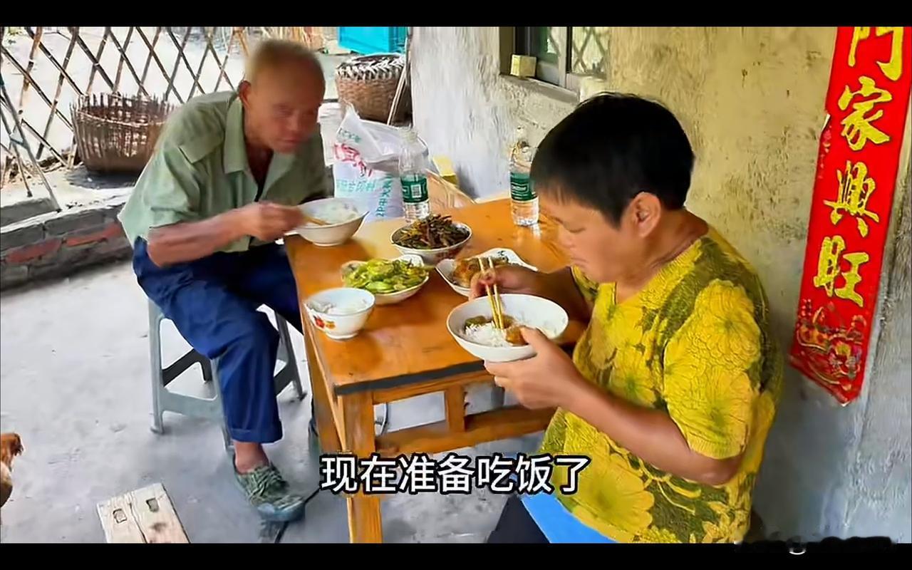 饭王既往不咎，到啤公馆串门来了，还留下来用餐。如此一来，啤酒婶也不会觉得无聊，两