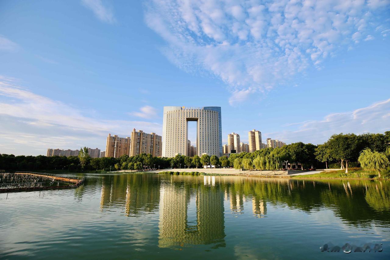 水天一色——城市与自然的绝美协奏（随手拍）。东城的湿地公园，是我常去之处，特别是