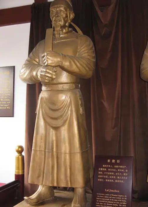 武则天朝，酷吏来俊臣权倾天下，满朝文武不敢正视。
一个叫侯敏的小官偏偏凑上去巴结
