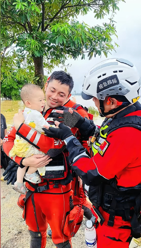 台风巴威又改路线了三个令人动容的救援瞬间：图一：新时代最可爱的人图二：可以放进语