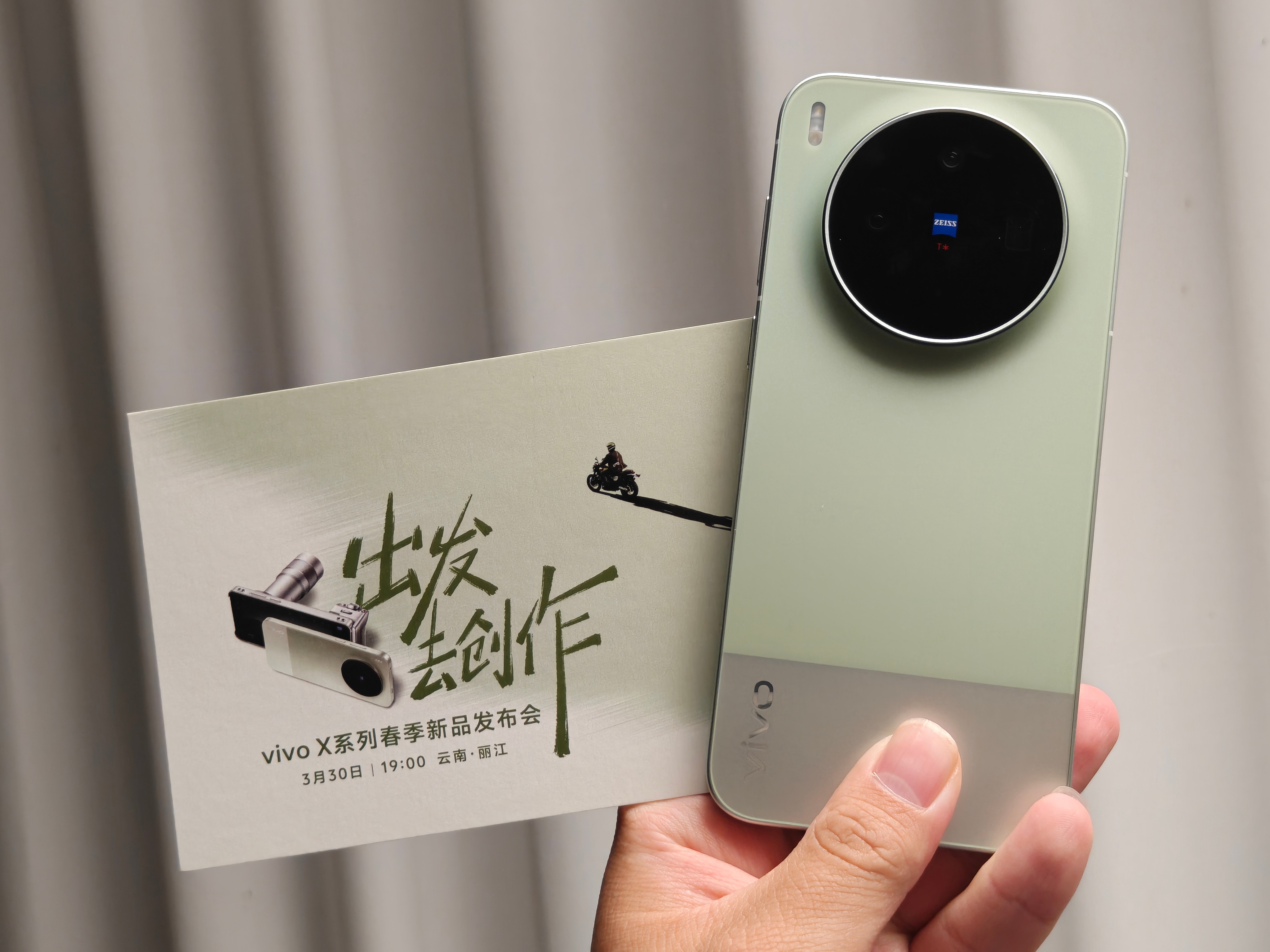 vivo X300S这个颜色好看，手机的黑边控制的也相当不错，我是刚拿到手机，也