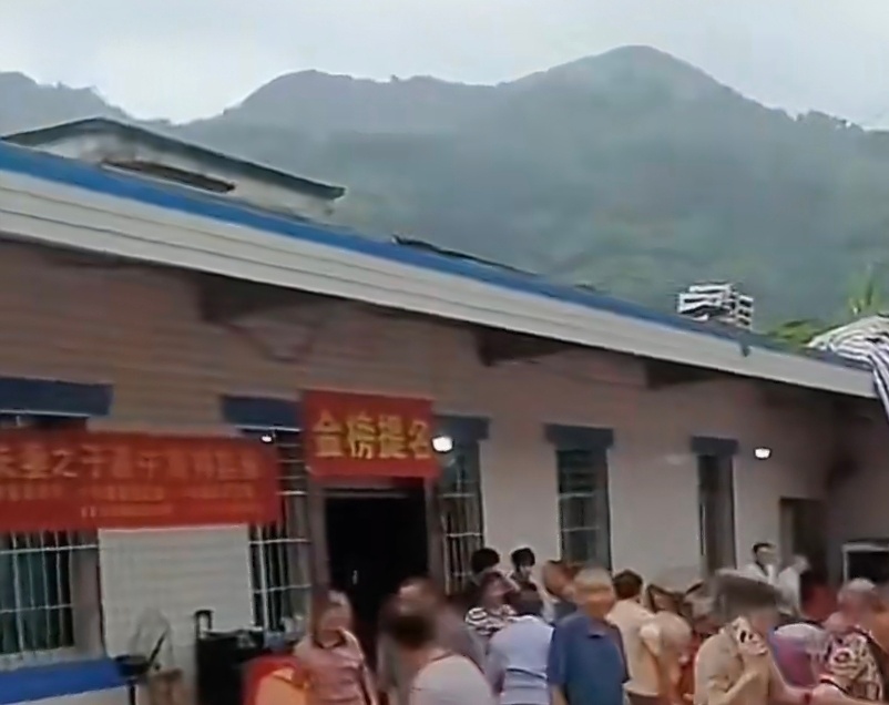 金榜题名！一个横联错了两个字，主人家都没发现，考上大学的准大学生也没发现，所以这