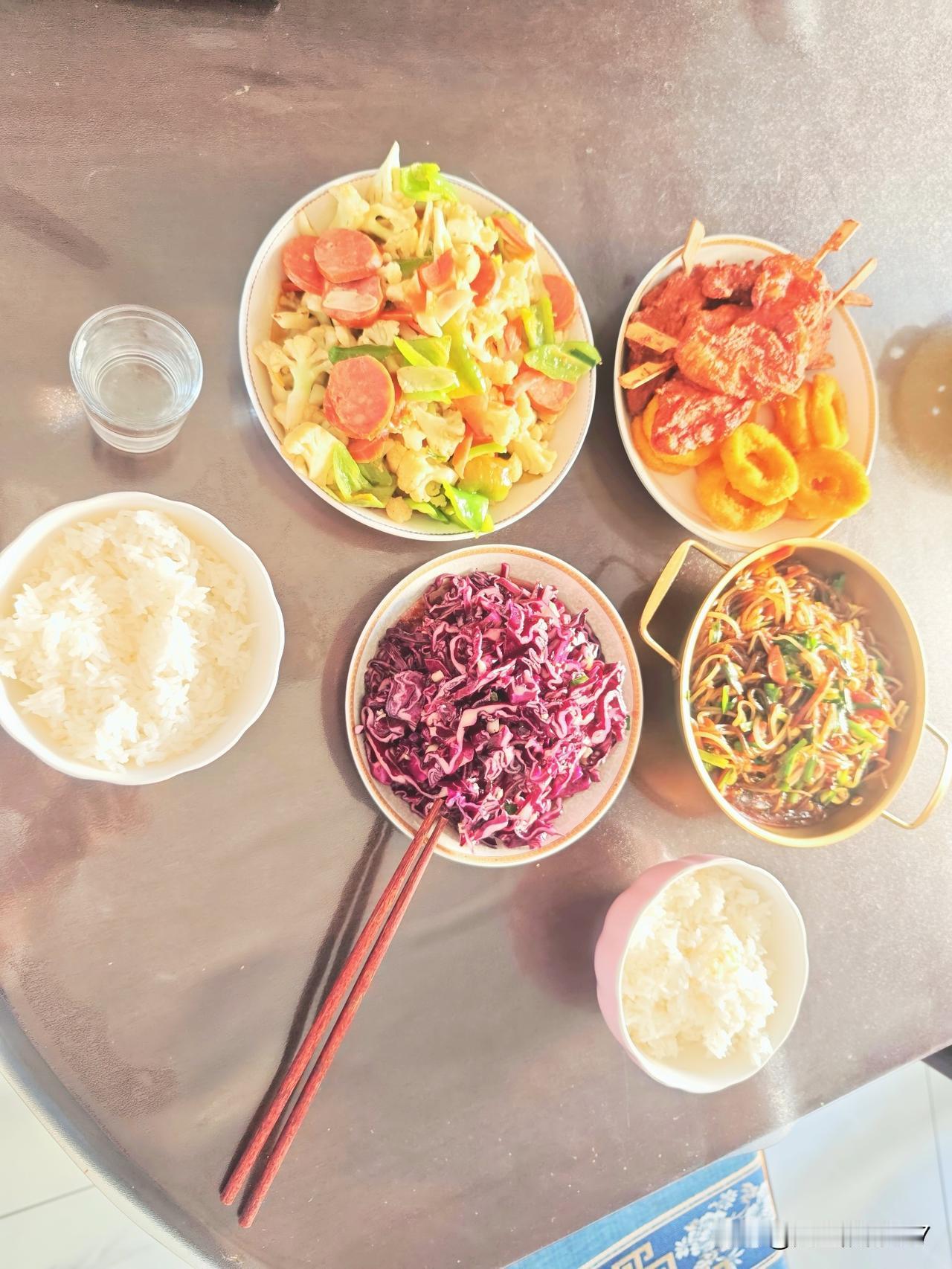 今天休假，中午饭在家小酌一杯。简简单单几个菜，生活就是这样，开开心心每一天就好。