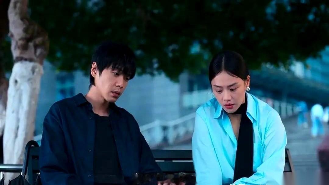 亲闺女，亲手把自己爹送了进去。
我一直以为她是个被亲情蒙蔽了双眼的傻姑娘，之前还